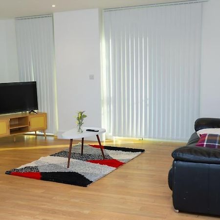 1 Bed Luxury Comfortable Apt Лондон Екстер'єр фото