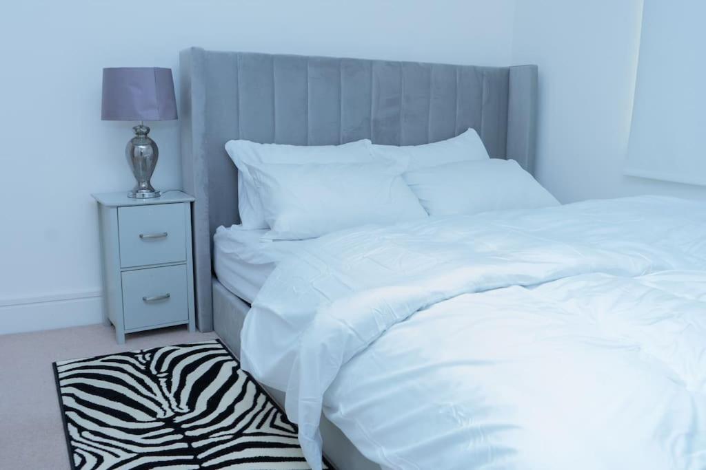 1 Bed Luxury Comfortable Apt Лондон Екстер'єр фото