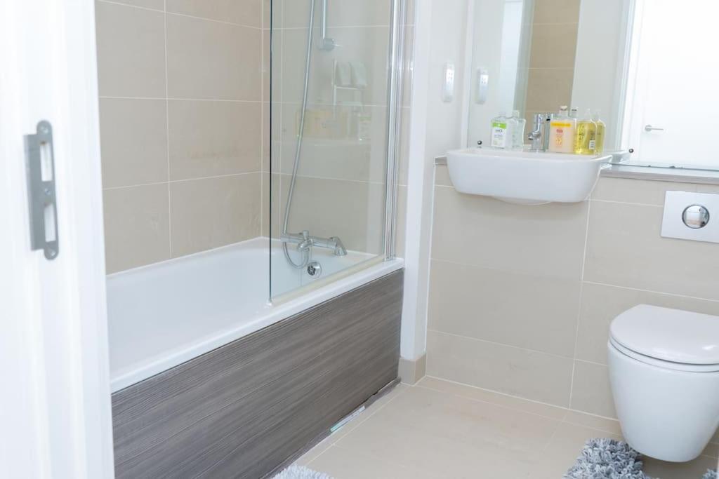 1 Bed Luxury Comfortable Apt Лондон Екстер'єр фото